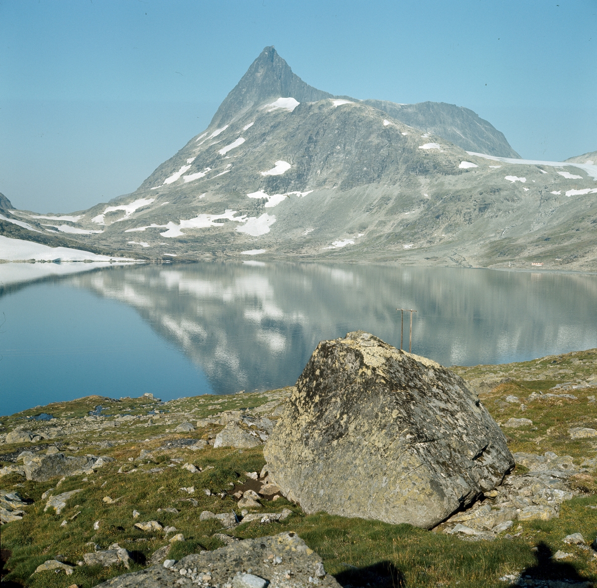 Påskrift: Falketind speiler seg i Koldedalsvann Jotunheimen 2 Sept.68  Sogn og Fjordane Sep. 68.