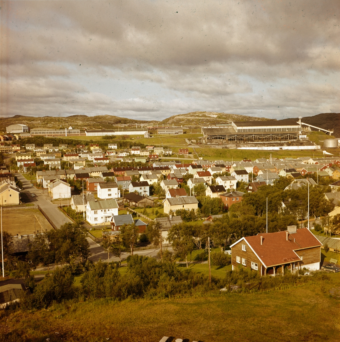 Oversiktsfoto av A/S Sydvarangers anlegg i Kirkenes.  Fra diaskonvolutt: Kirkenes Ny A/S Sydvarangers anlegg 20 Aug 1965