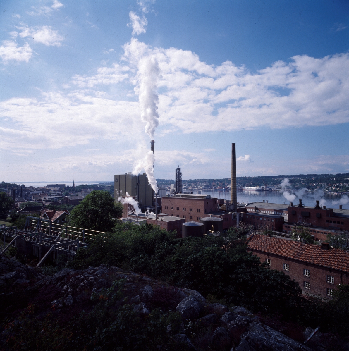 Oversiktsfoto av fabrikk i Moss.  Fra diaskonvolutt: Peterson - Moss Ø2f-6 22.8.-77