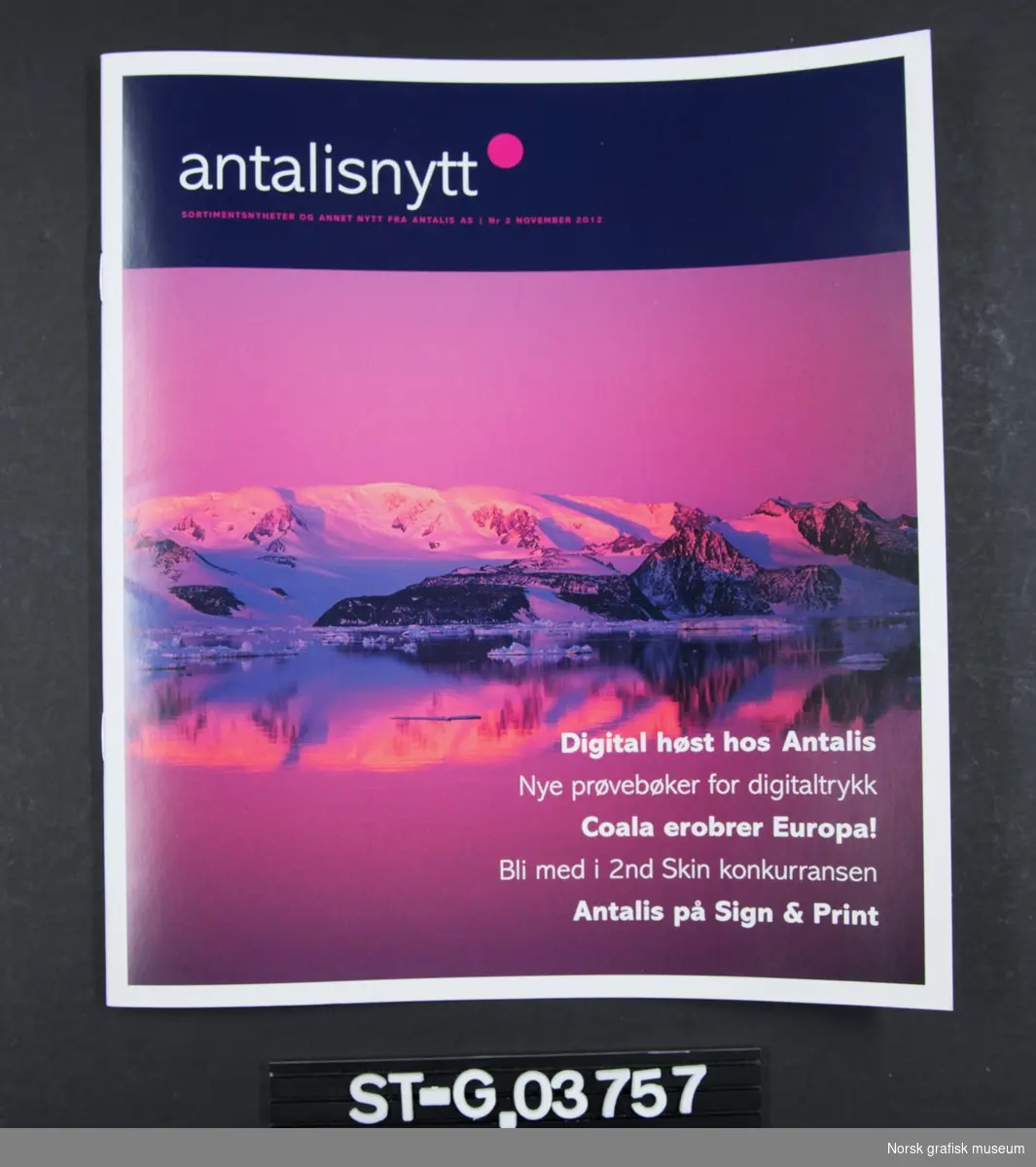 Avis eller brosjyre på 12 sider som forteller om sortimentsnyheter og annet nytt fra Antalis AS.

Forsiden viser et snødekt landskap i rosa toner.