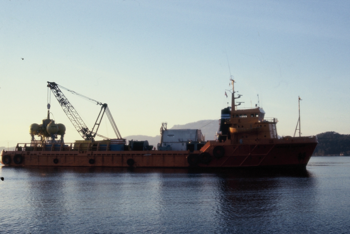 Forsyningsskipet M/S "Tender Captain" setter ut et undervannsfartøy fra Kværner og Statoil.