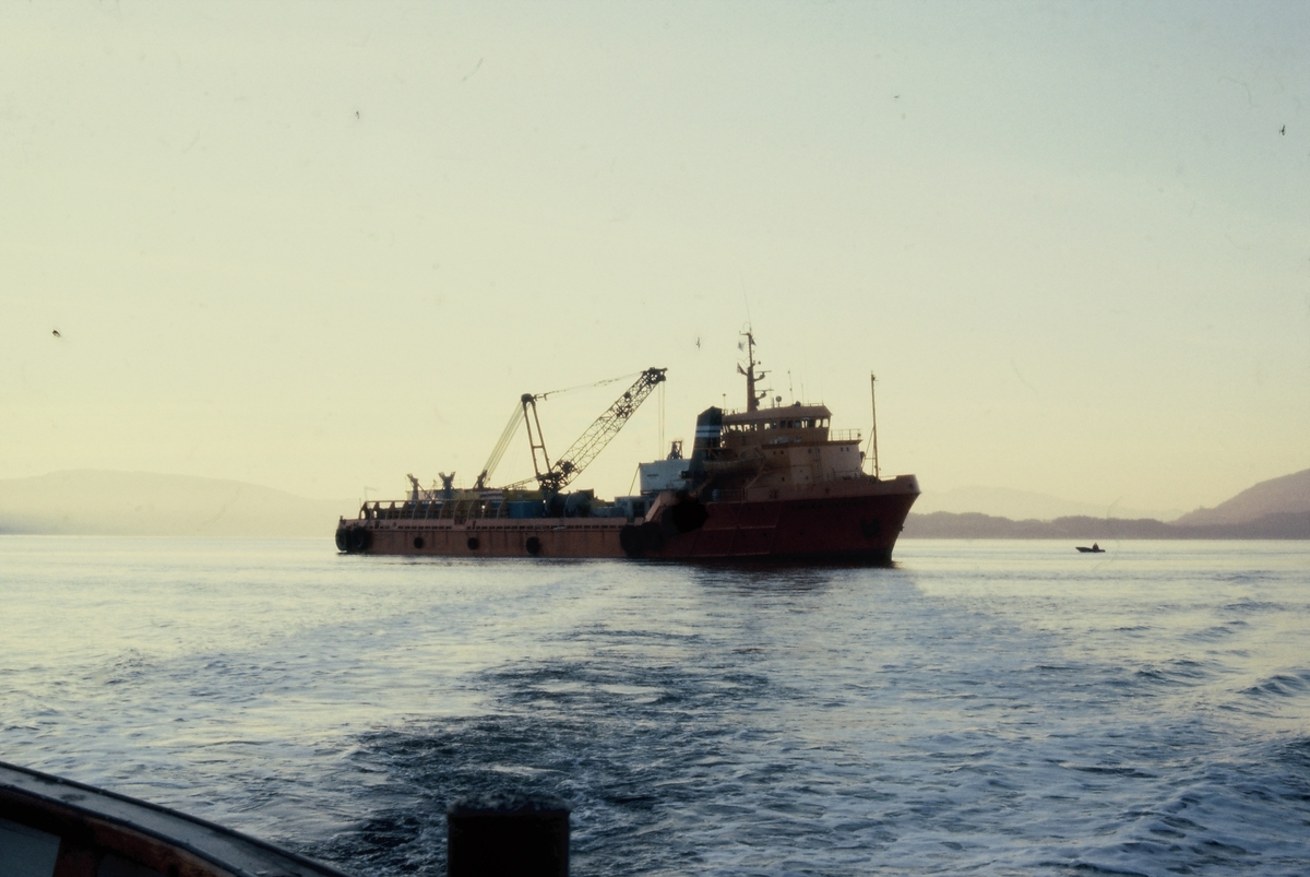 Forsyningsskipet M/S "Tender Captain" setter ut et undervannsfartøy fra Kværner og Statoil.