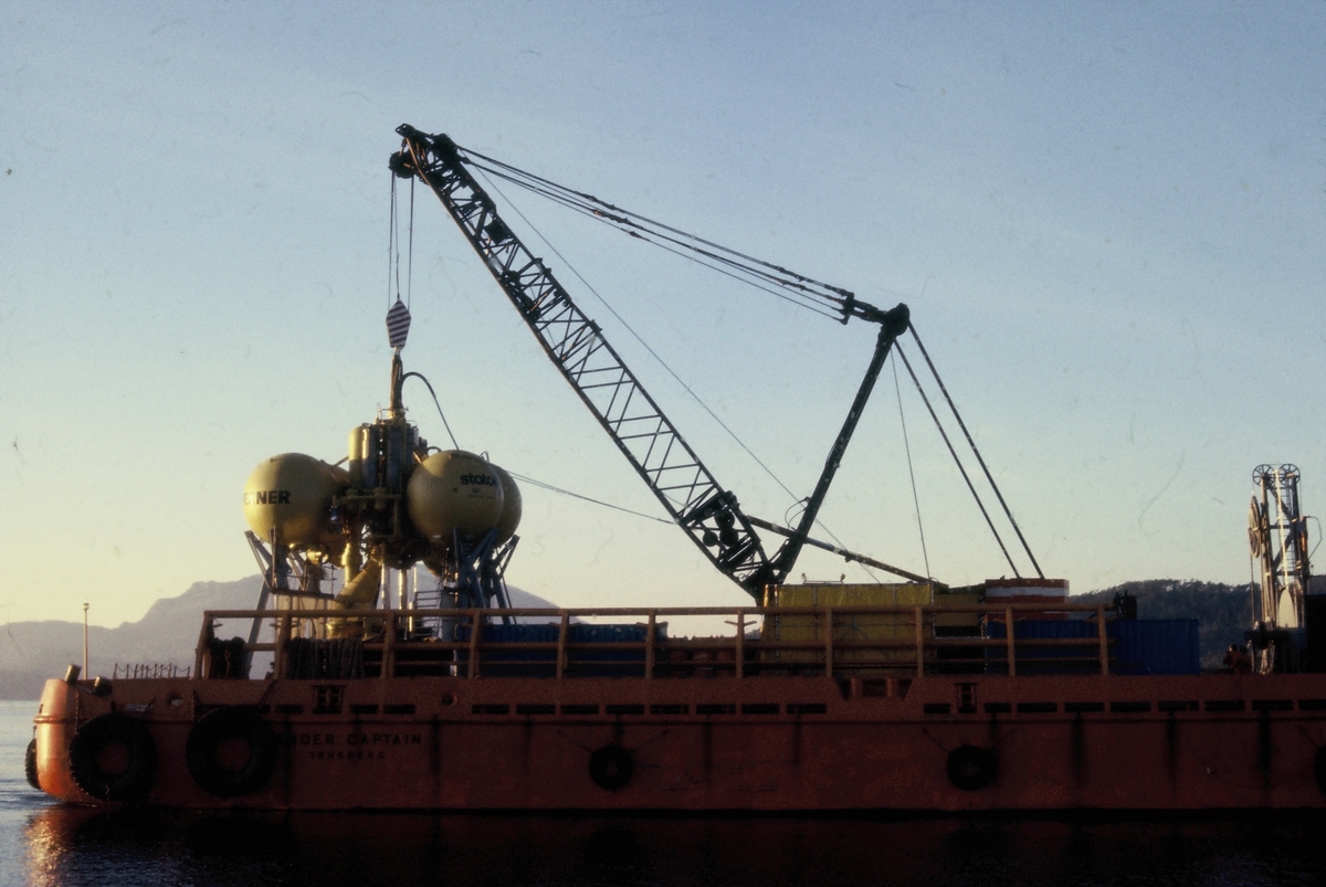 Forsyningsskipet M/S "Tender Captain" setter ut et undervannsfartøy fra Kværner og Statoil.