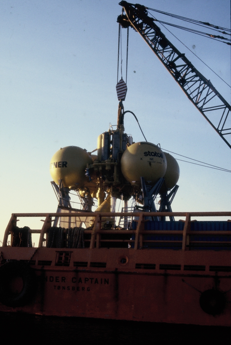 Forsyningsskipet M/S "Tender Captain" setter ut et undervannsfartøy fra Kværner og Statoil.