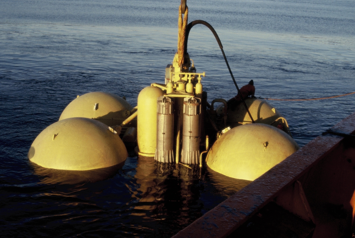 Test av en maskin for nedgraving av rør på dypt vann fra Kværner og Statoil. Maskinen heises ut i sjøen fra forsyningsskipet M/S "Tender Captain".