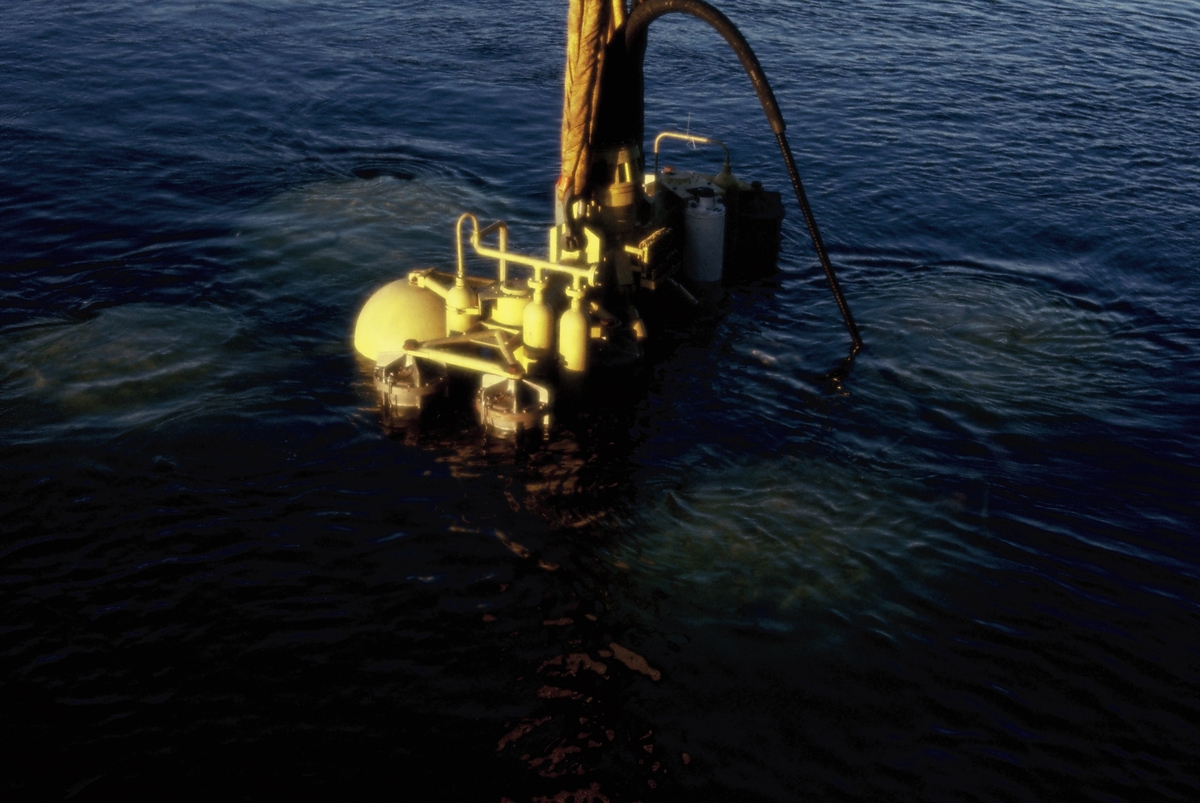 Test av en maskin for nedgraving av rør på dypt vann fra Kværner og Statoil. Maskinen heises ut i sjøen fra forsyningsskipet M/S "Tender Captain".
