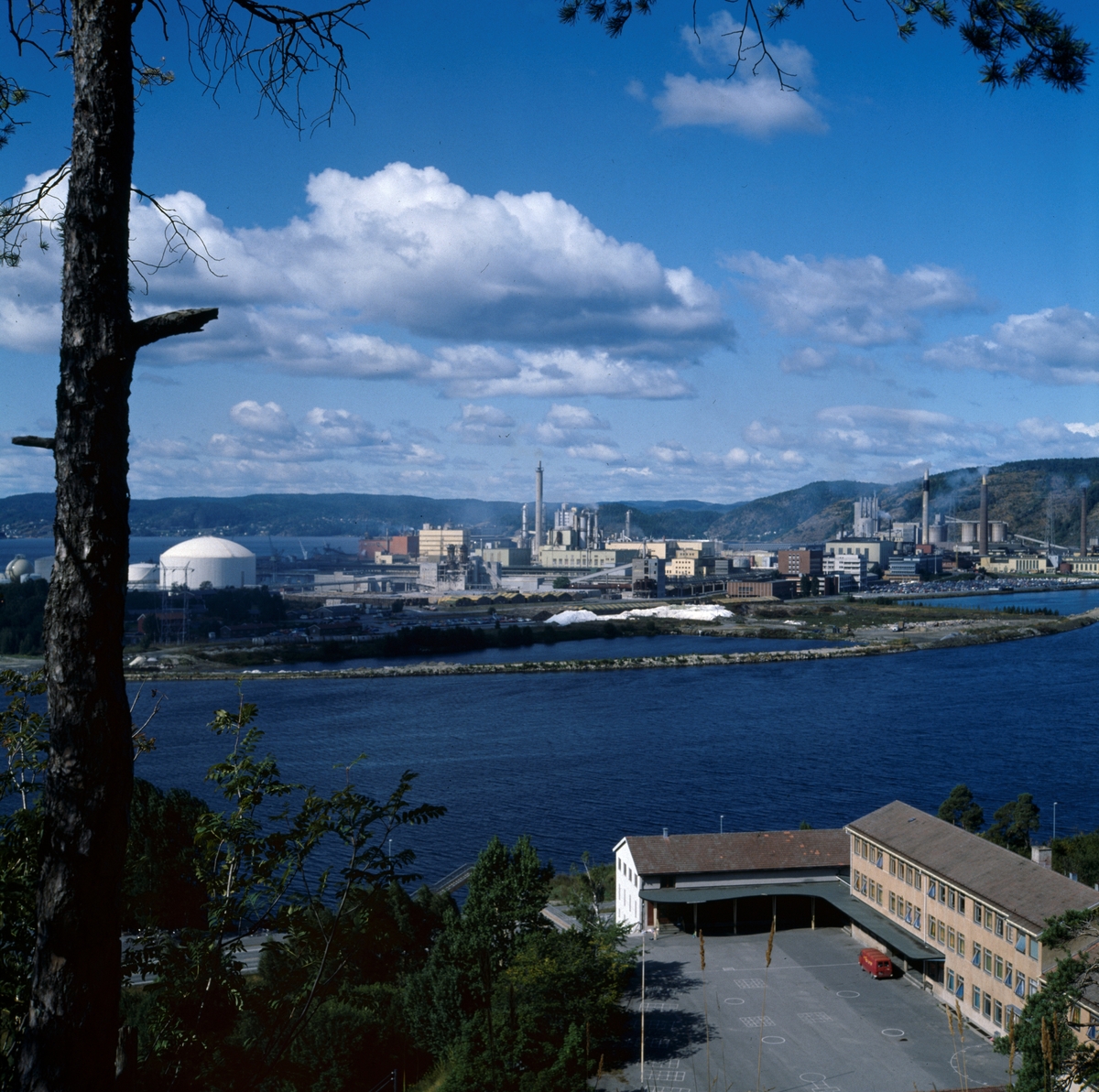 Oversiktsfoto av Hydros anlegg for produksjon av salpeter på Herøya.   Fra fotografens originalemballasje: Herøya-Hydrogenanleggene Tel. 5f-1 26.-8-81