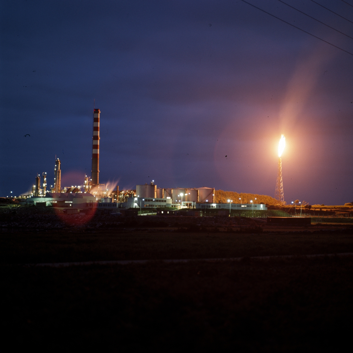 Nattfoto av rafineri.  Fra fotografens originalemballasje: Shell-raf. Sola - Jæren 7      16-6.72