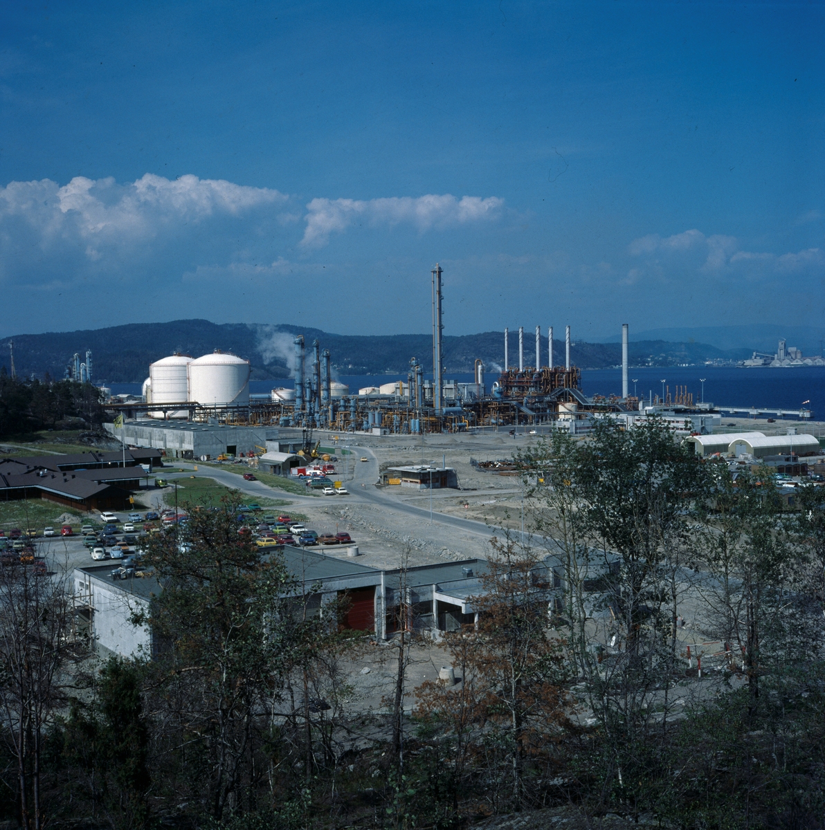 Oversiktsfoto over Hydros etylenfabrikk på Rafnes.  Fra fotografens originalemballasje: Hydros nye Etylen- fabrikk. Rafsnes v. Frierfjorden Ag 3f-5   4.8.-77