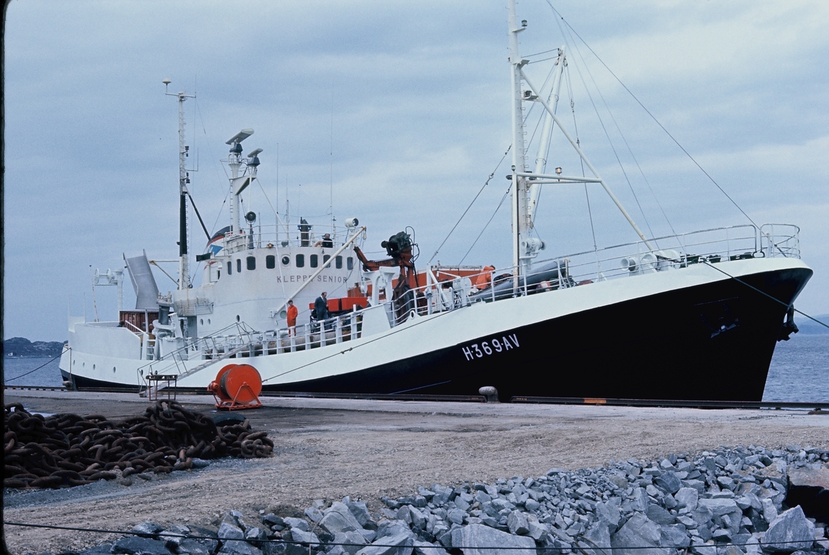 Hvalbåten "M/S Kleppe senior" ved kai. Noen arbeider med lossing. På dekk er blant annet ROV'en "Snurre" og brakka som fungerte som kontrollrom for ROV'en.