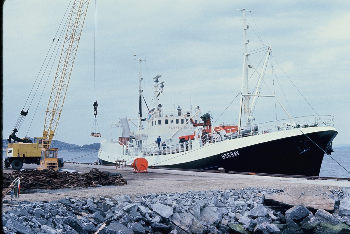 Hvalbåten "M/S Kleppe senior" ved kai. Noen arbeider med lossing. På dekk er blant annet ROV'en "Snurre" og brakka som fungerte som kontrollrom for ROV'en.