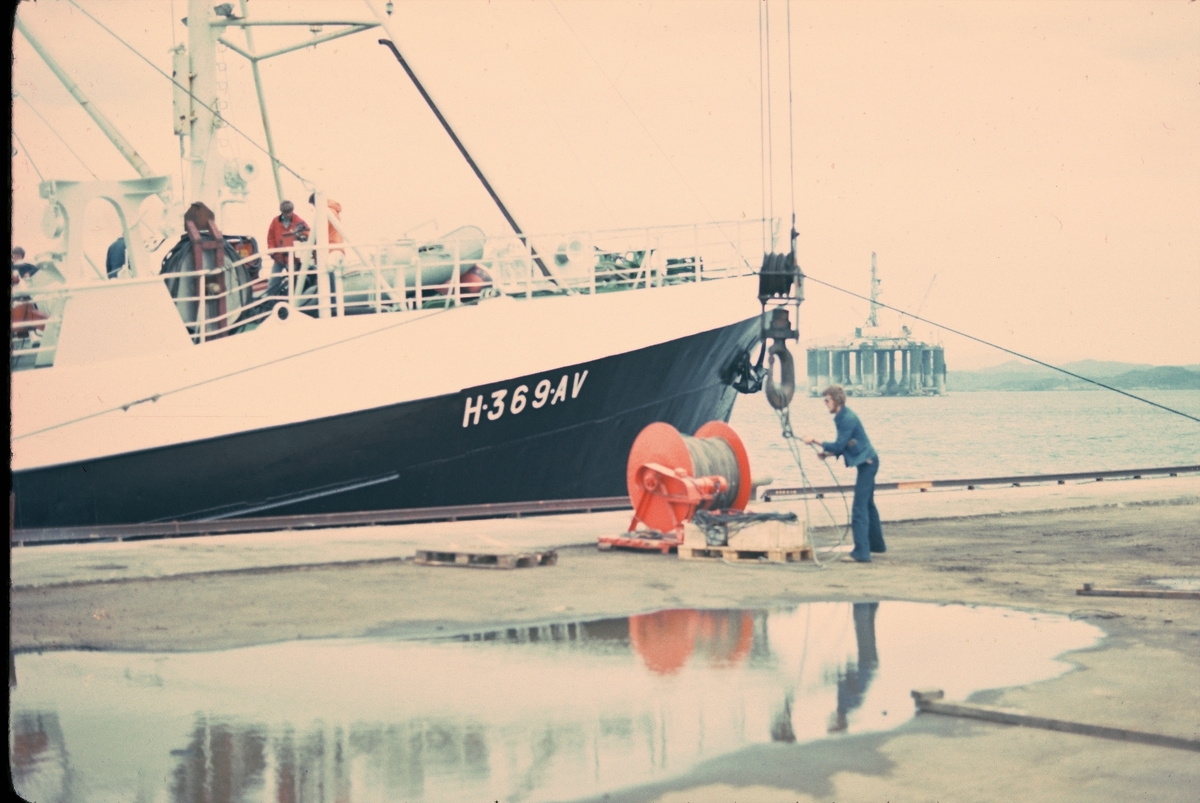 Hvalbåten "M/S Kleppe senior" ved kai. Noen arbeider med lossing. På dekk er blant annet ROV'en "Snurre" og brakka som fungerte som kontrollrom for ROV'en.