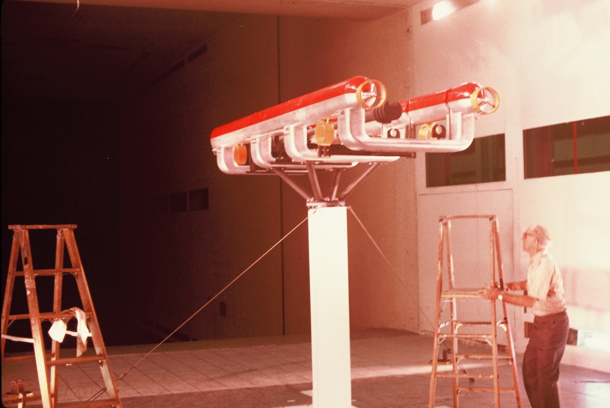 En undervannsfarkost testes i en vindtunnell i Georgia, USA. På veggen står det "LOCKHEED GEORGIA LOW SPEED WIND TUNNEL".
