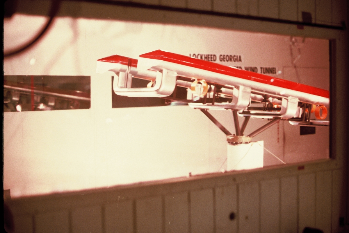 En undervannsfarkost testes i en vindtunnell i Georgia, USA. På veggen står det "LOCKHEED GEORGIA LOW SPEED WIND TUNNEL".