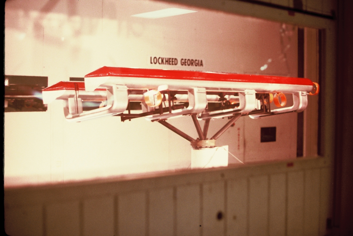 En undervannsfarkost testes i en vindtunnell i Georgia, USA. På veggen står det "LOCKHEED GEORGIA LOW SPEED WIND TUNNEL".