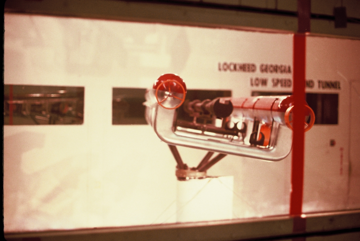 En undervannsfarkost testes i en vindtunnell i Georgia, USA. På veggen står det "LOCKHEED GEORGIA LOW SPEED WIND TUNNEL".