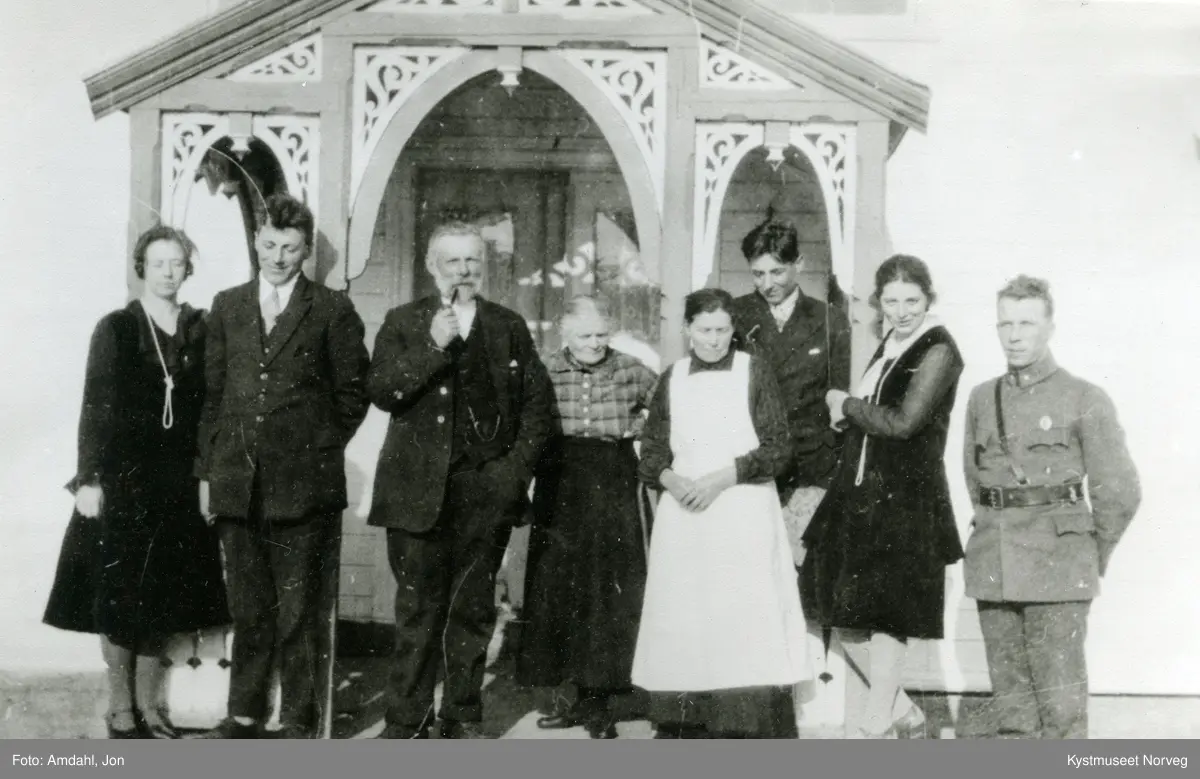 Bryllup fra venstre de nygifte Alfhild Ottesen, Herny Ottesen, Karl Ottesen, Anne Johanna Rygh, Oline Ottesen og John Amdahl på Innvorda i Flatanger