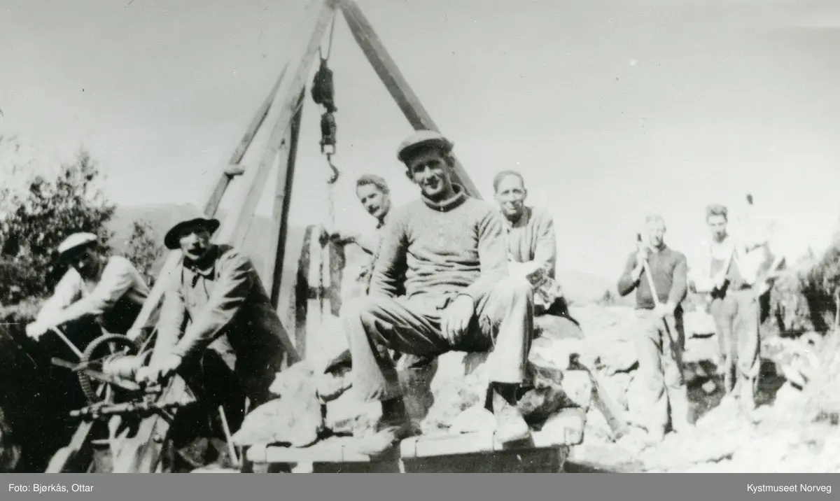 Justin Hasvåg, Olaf Bakken, Julian Rasmussen, Trygve Eldstad, Ingvald Ervik, Karl Olsen og Ottar Bjørkås på veiarbeid i Flatanger