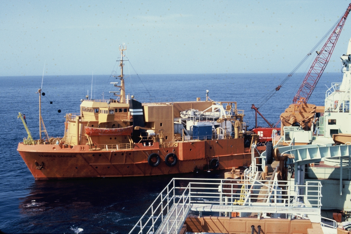 Forsyningsskipet "Tender Carrier" er fortøyd inntil et annet skip.