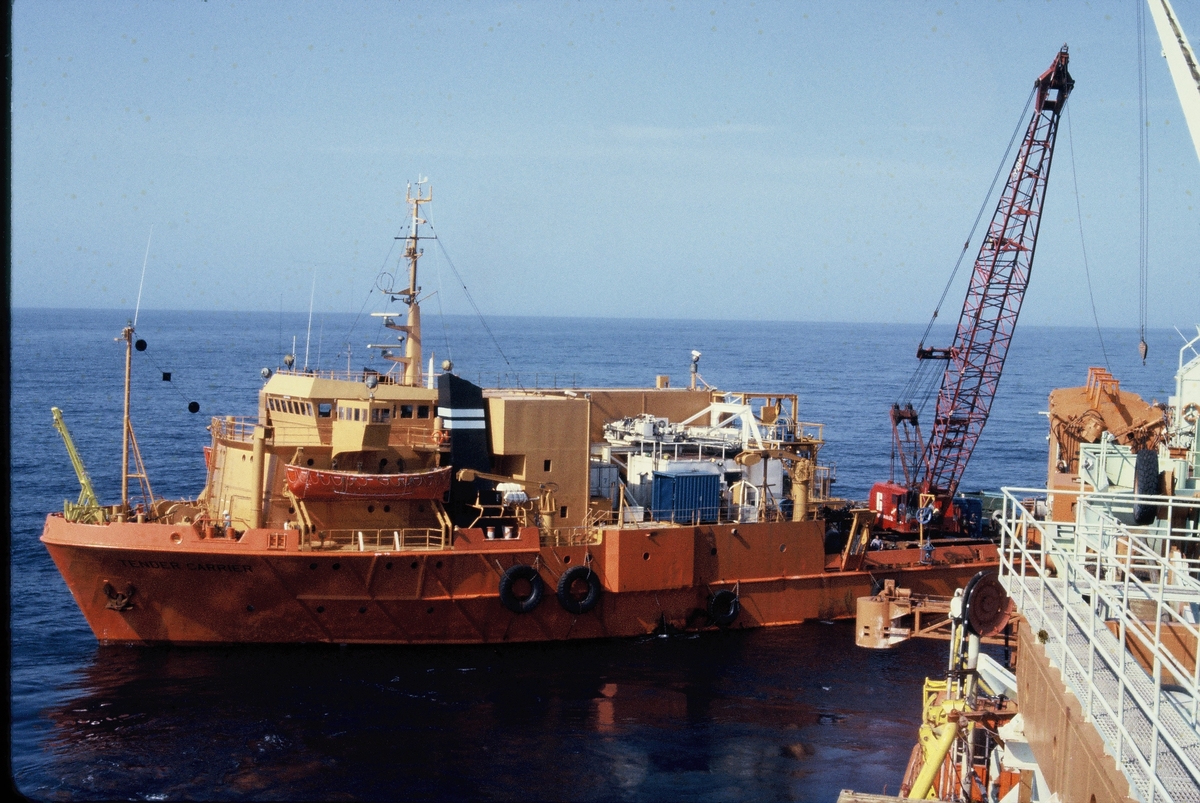 Forsyningsskipet "Tender Carrier" er fortøyd inntil et annet skip.