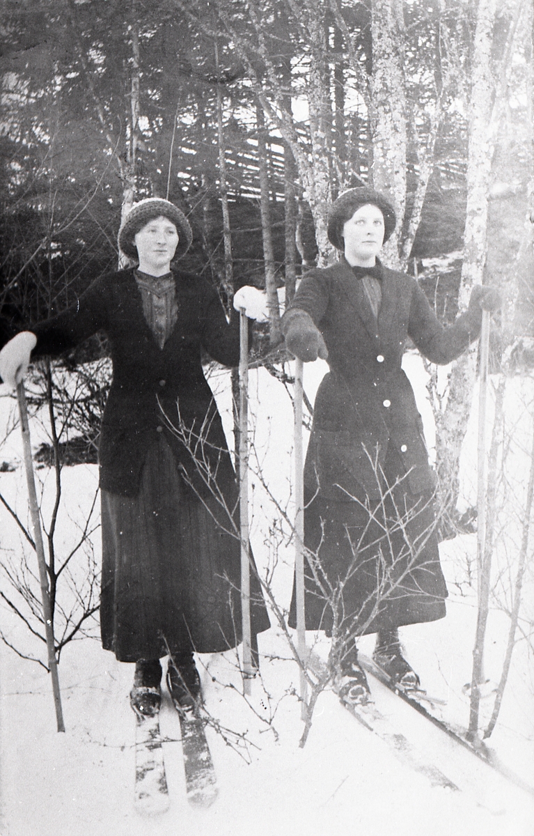 Postkort med Berit Kolstad og Sigrid Hegge frå 1910.


Same bilete som Vff 4-000016