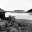 Bönhamn. Fiskelägets gemensamma kaj. Före detta säsongsfiskeläge som under århundranden spelat stor roll för Nordingrås näringsliv med bofast befolkning sedan 1700 talet. Stora sjöbodar och båthus kring hamnen och ovanför liggande bostadshus. Kapell från 1600 talet.