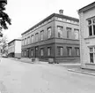 Domkapitelhuset. Uppfördes 1844 som gymnastik- och sånghus för Härnösands gymnasium efter ritningar av arkitekt C.G. Blom-Carlsson. År 1973 flyttades byggnaden från kvarteret Rådhuset vid Nybrogatan till Nygatan 14. Byggnaden restaurerades då exteriört efter originalritningar.