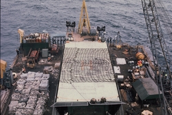 Dekket på et rørleggingsfartøy fra McDermott Inc. Det ligger