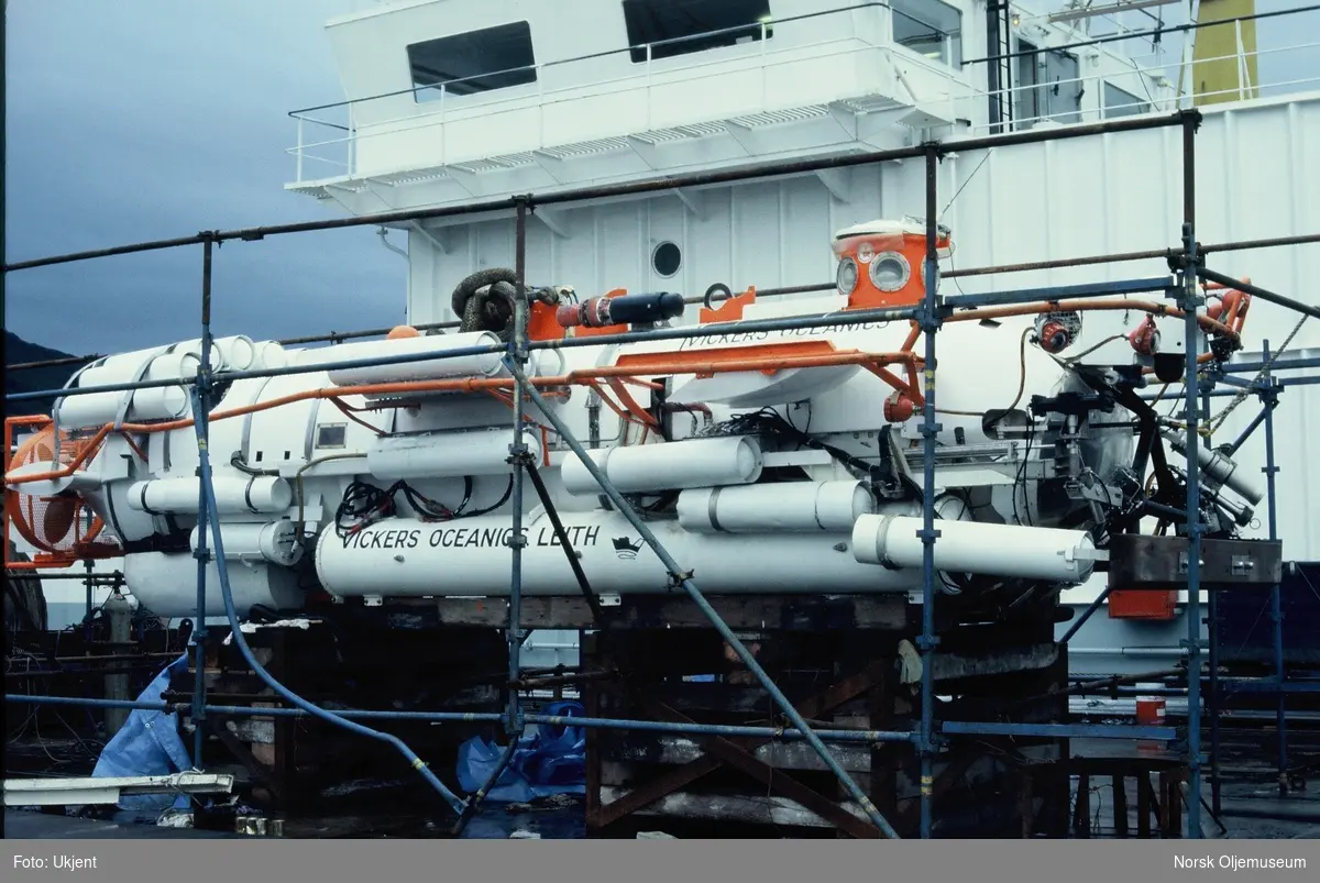 En bemannet ubåt fra Vickers Oceanics Leith stå på et skipsdekk. Det er bygd et stillas rundt ubåten for sikker festing.