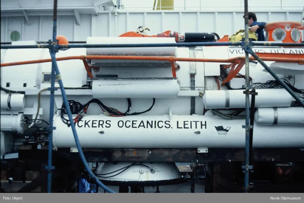 En bemannet ubåt fra Vickers Oceanics Leith stå på et skipsdekk. Det er bygd et stillas rundt ubåten for sikker festing.