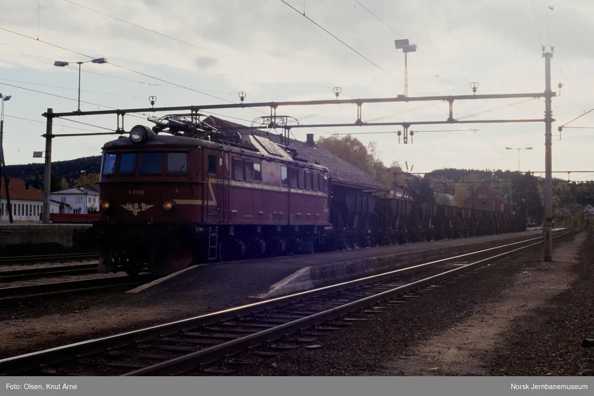 Elektrisk lokomotiv El 8 2069 med pukkvogner på Lunde stasjon