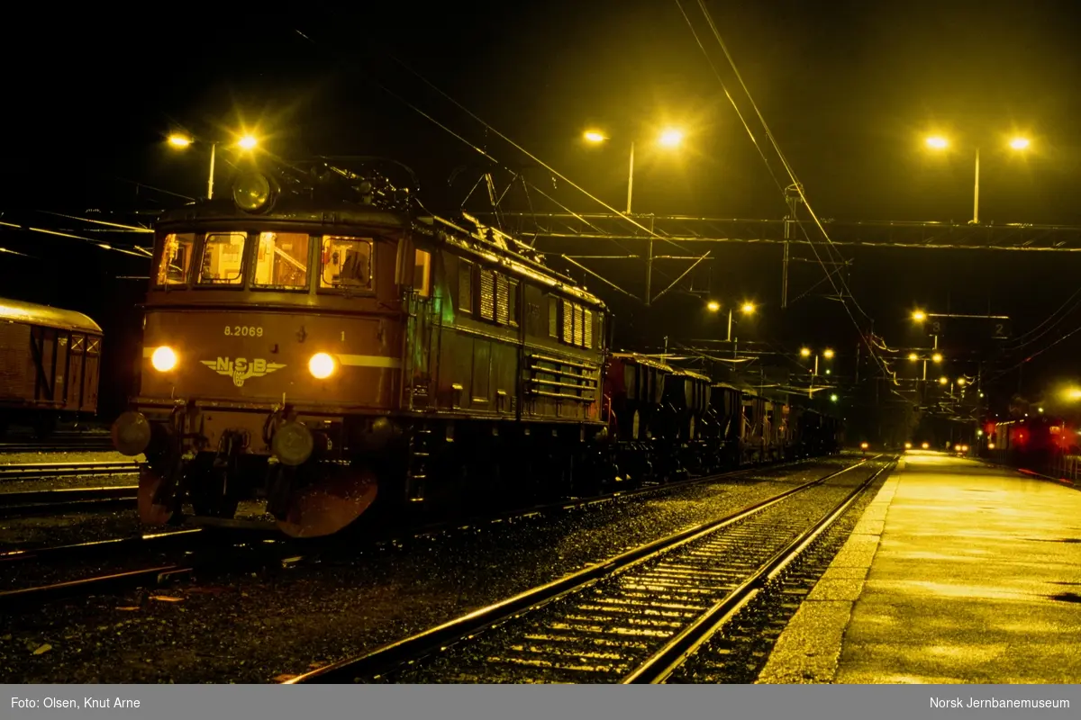 Elektrisk lokomotiv El 8 2069 med pukkvogner på Kongsberg stasjon