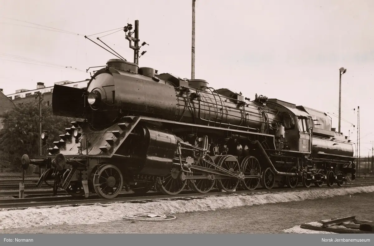 Damplokomotiv type 49a nr. 464 "Dovregubben" på NSB jubileumsutstilling på Filipstad i Oslo i 1954