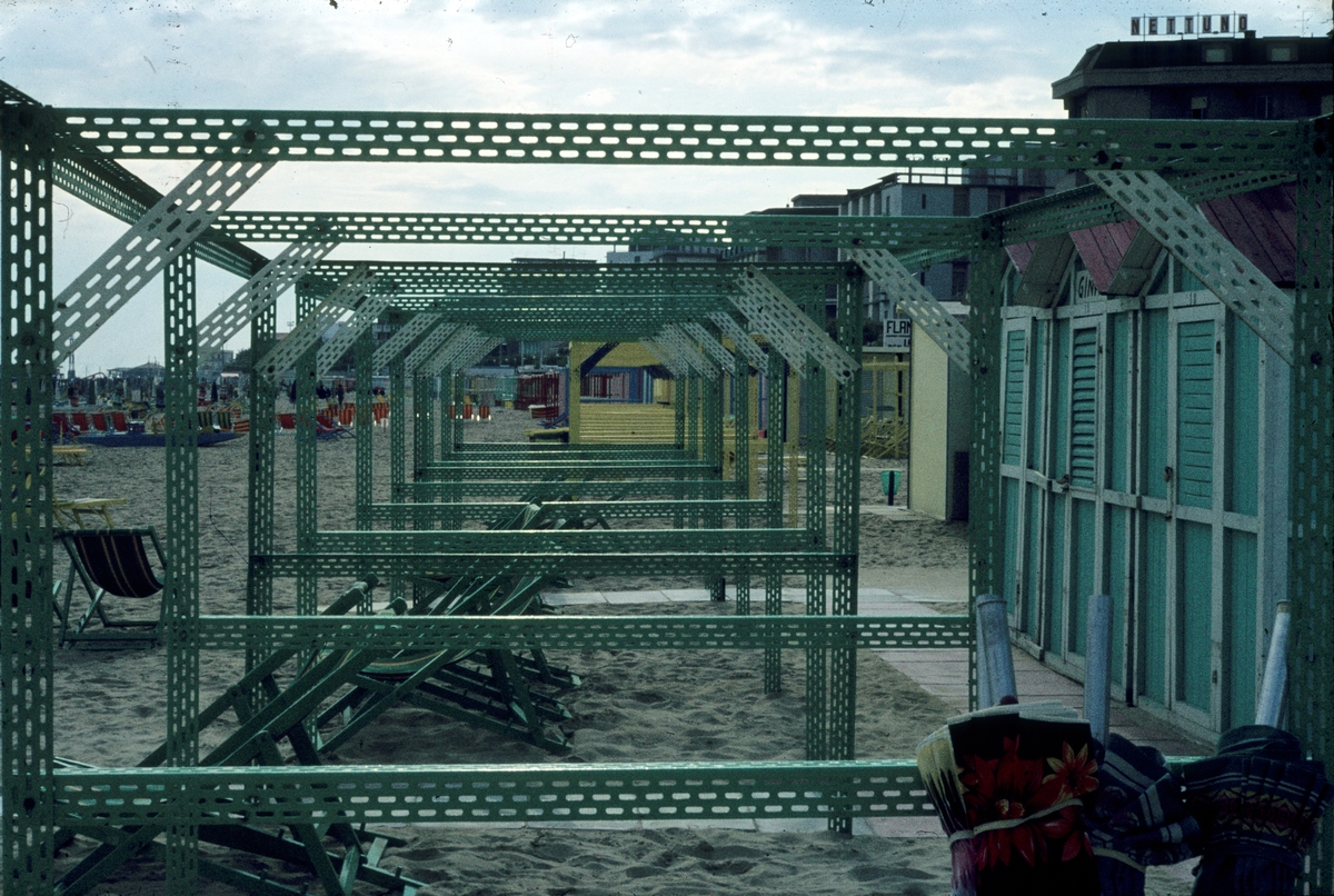 Foto av et reisverk eller lignenede, på en strand.