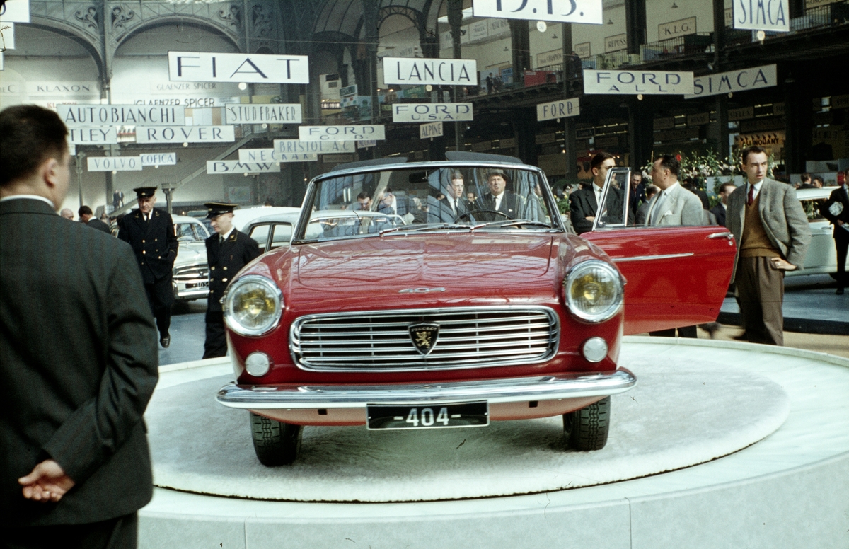 Foto fra en bilmesse i Frankrike. Peugeot 404.