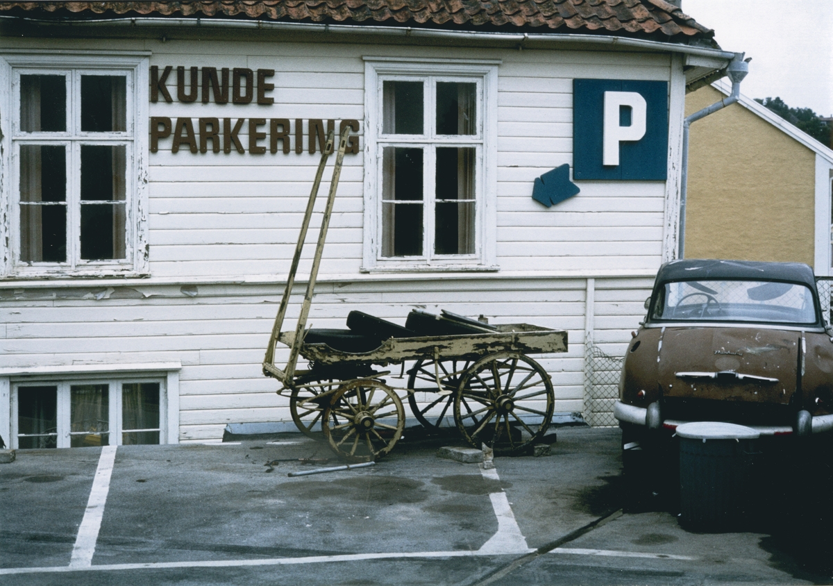 Foto av ei hestekjerre på en parkeringsplass.