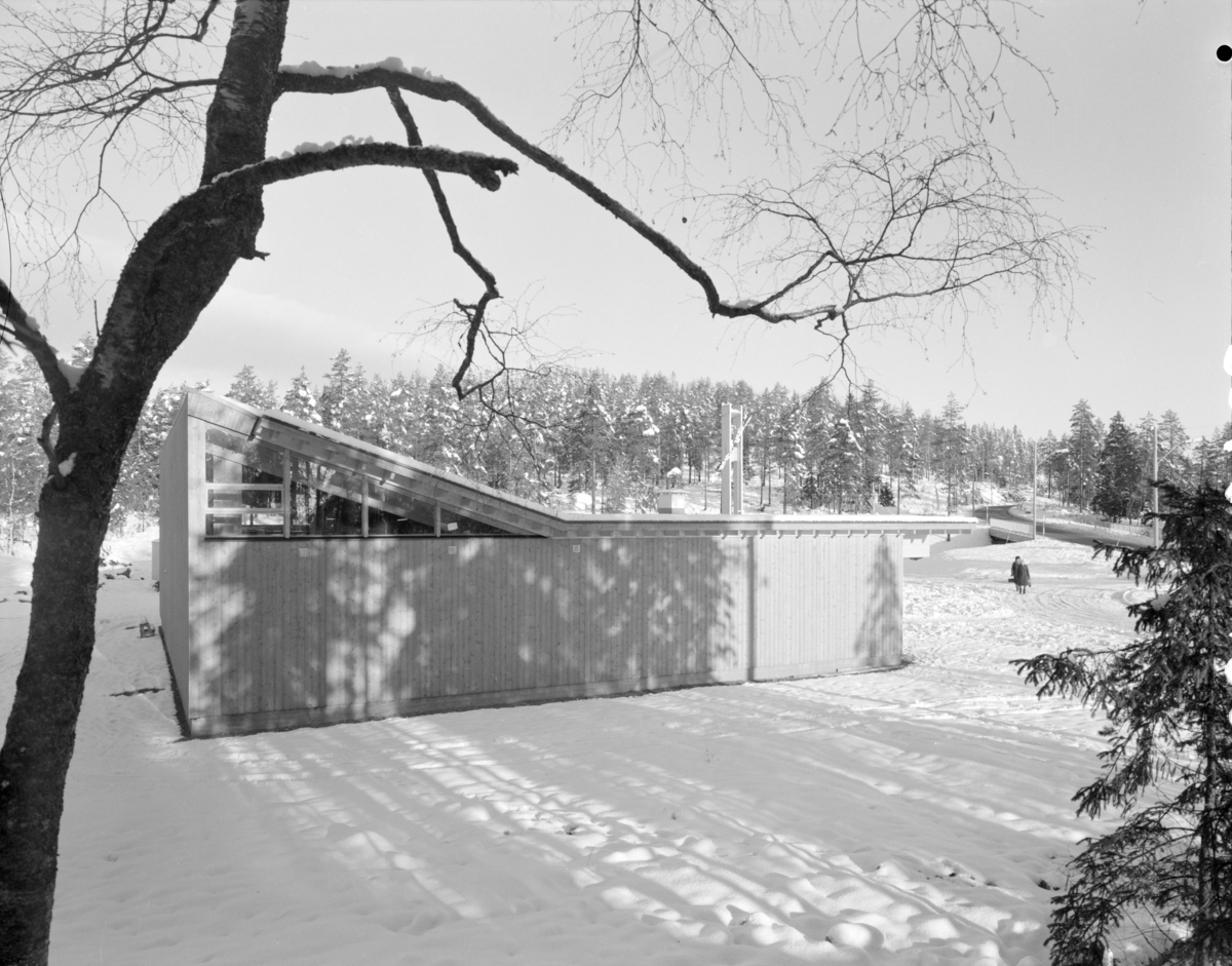 Arkitekturfoto av trekirken på Romsås. Blei bygd i 1975 og brant i 1986.