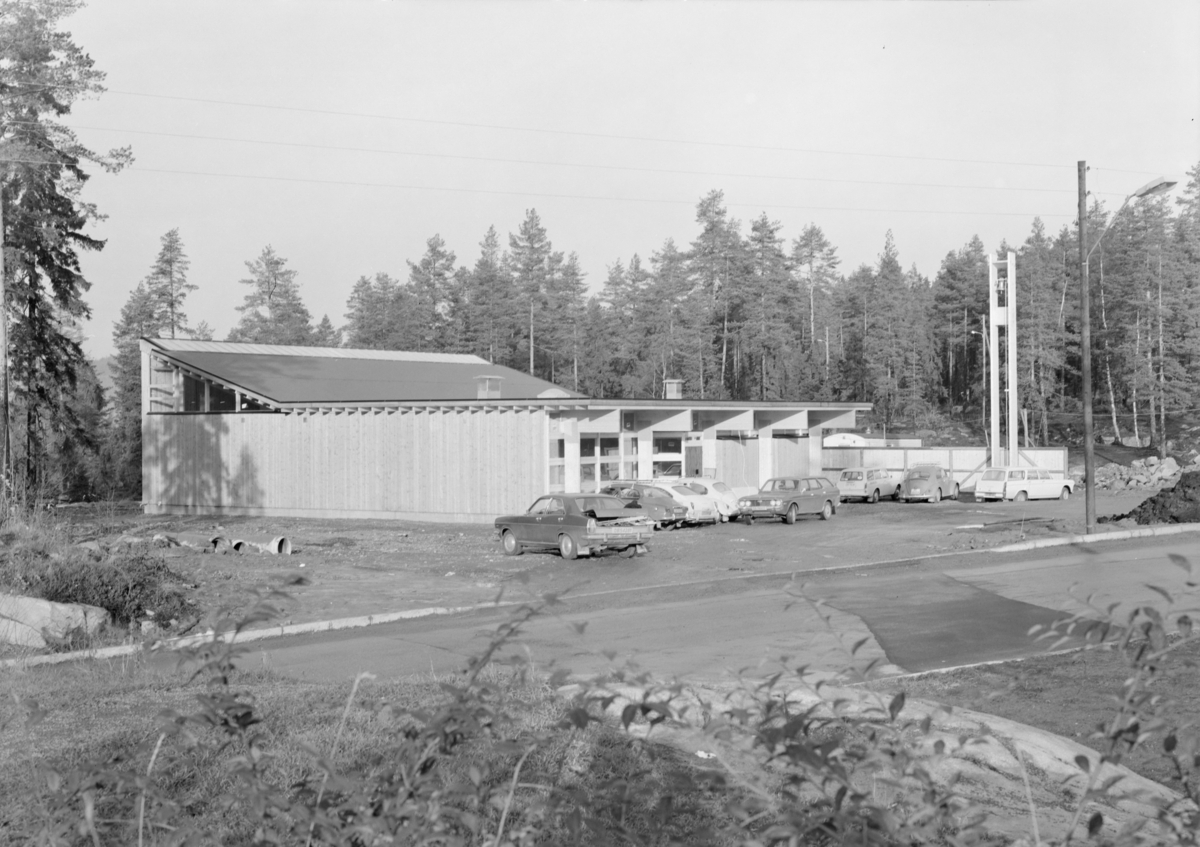 Arkitekturfoto av trekirken på Romsås. Blei bygd i 1975 og brant i 1986.