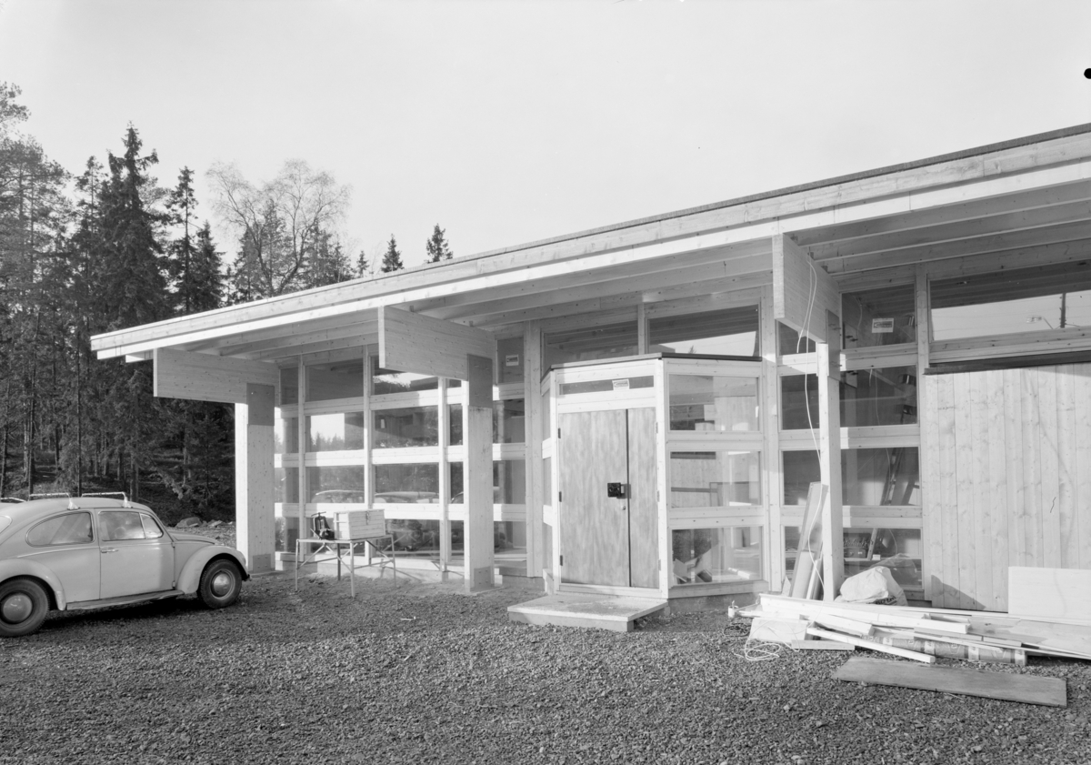 Arkitekturfoto av trekirken på Romsås. Blei bygd i 1975 og brant i 1986. Under oppføring.