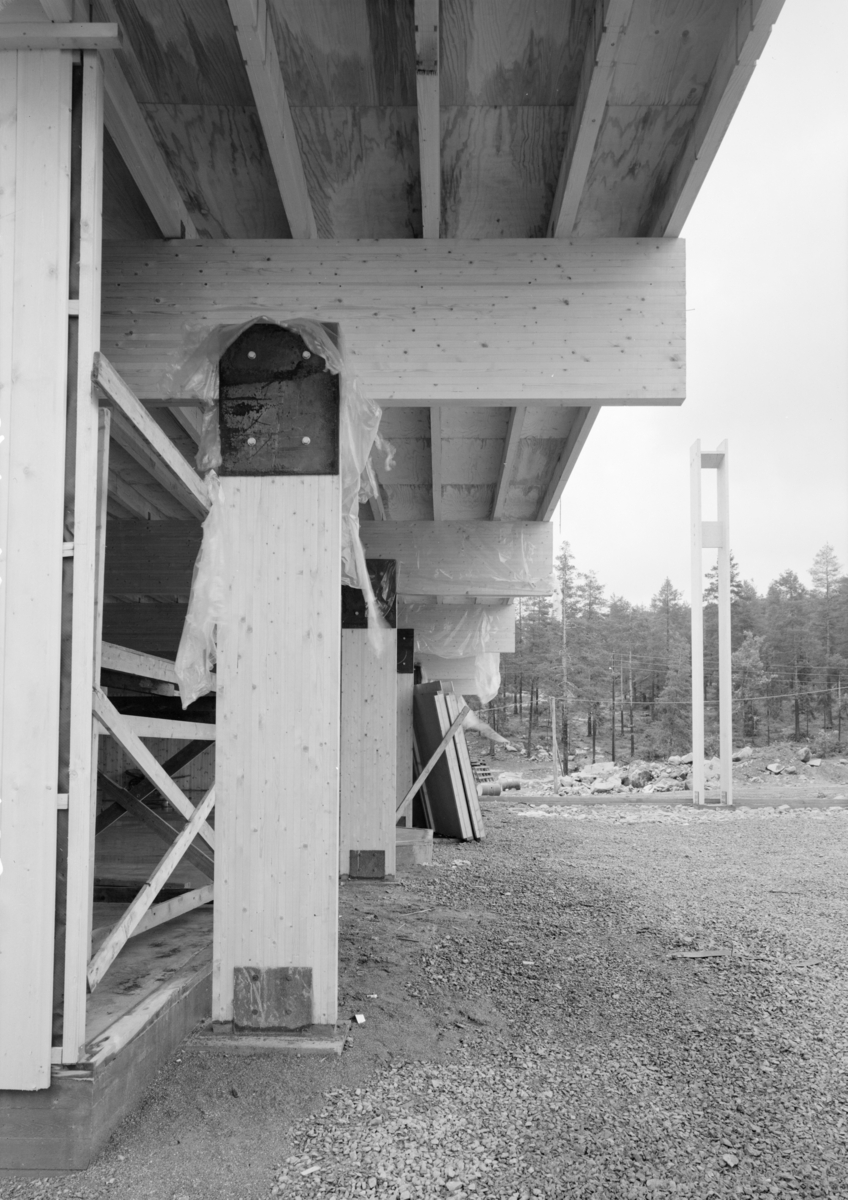 Arkitekturfoto av trekirken på Romsås. Blei bygd i 1975 og brant i 1986. Under oppføring.