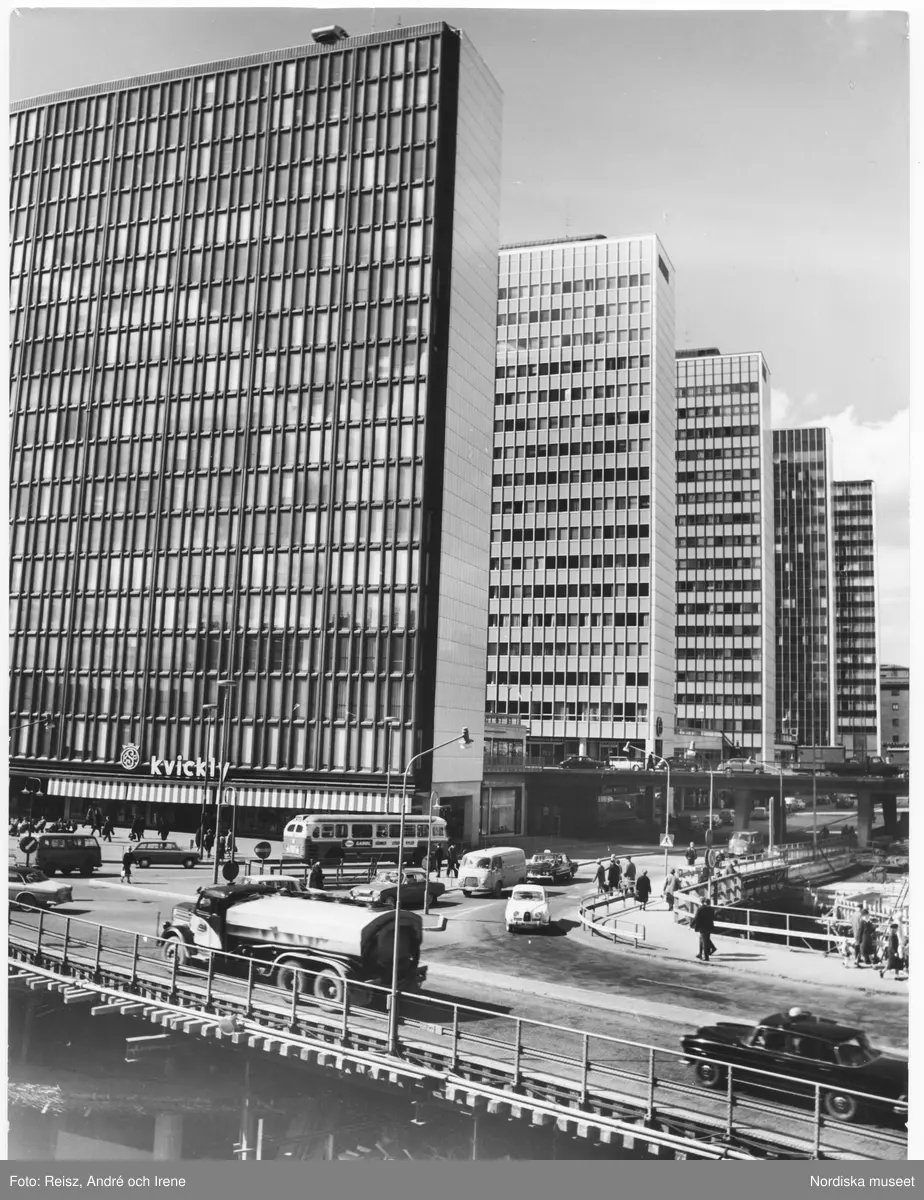 Stockholm. Hötorgcity vid Sergels torg och Sveavägens början med Hötorgsskraporna.