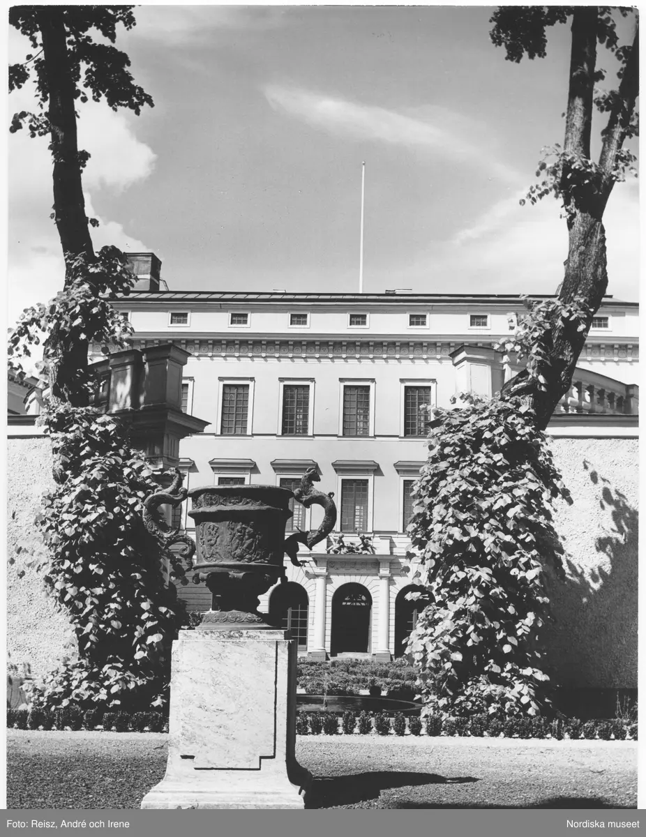 Stockholm. Tessinska palatset, Överstållållarens residens (landshövdingens bostad) i Gamla stan med den planterade innergården.