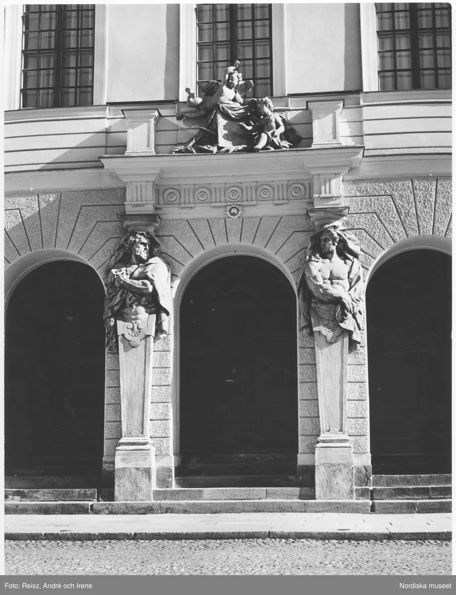 Stockholm. Tessinska palatset, Överstållållarens residens (landshövdingens bostad) i Gamla stan, porten.