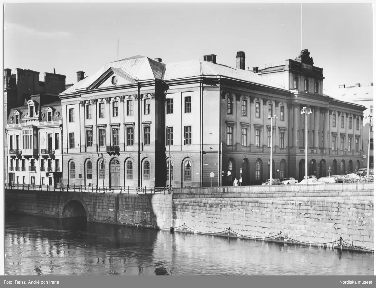 Stockholm. Arvfurstens Palats vid Gustav Adolfs torg, uppfört mellan 1783 och 1794 för prinsessan Sofia Albertina av arkitekten Erik Palmstedt. Sedan år 1906 används palatset av Utrikesdepartementet och är ett statligt byggnadsminne sedan 1935.