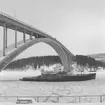 Isbrytaren Oden vid Sandöbron. Byggd på Wärtsilävarvet i Helsingfors, Finland 1957. Oden tjänstgjorde som isbrytare varje vinter till och med vintern 1971-1972.
Oden togs även i tjänst under den kalla, långa vintern 1986  1987, Den gick från Stockholm ned efter kusten och rundade Skåne, tjänstgjorde mellan Sverige och Danmark för några månader, innan färden gick tillbaka till Stockholm, Statsgården, där den låg i hamn.
Efter leveransen av den nya Atle 1974 användes hon allt mindre fram till 1988, då hon såldes. Så småningom gick hon för egen maskin till Alang i Indien där hon skrotades