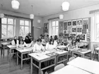 Kommunala flickskolan, teckningssal. Lärare Agneta Gazelius-Andersson, lektion med 3:e klassen. Från v. Kerstin Bolin, Kristina Bäckström, Eva Gad, Monica Sjödin, Monica Backlund, Eva Britt Ullsten, Eva Lindberg, Ann-Katrin Dahl, Lena Åslund, Marg. Lindh, Britt-Inger Grönstedt, Kerstin Sedin, Elisabeth West, Kerstin Johannesson.