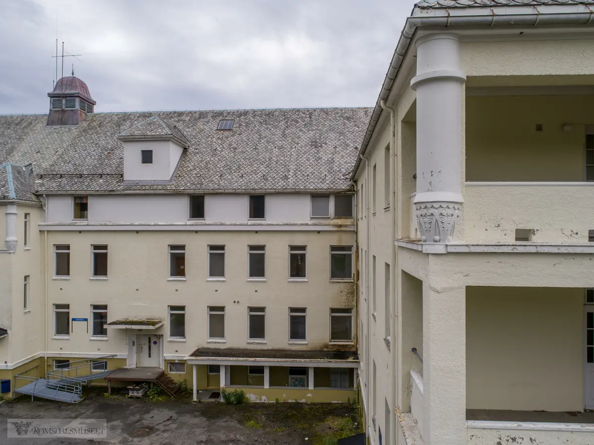 Oppdøl sjukehus er et psykiatrisk sykehus som ligger på Hjelset i Molde. Sykehuset ble åpnet i 1913 som et typisk asyl i landlige omgivelser..I 1925 åpnet en ny avdeling, og nye bygninger kom også til i mellomkrigstiden og i 1961. .På det meste hadde sykehuset cirka 500 døgnpasienter. Siden 1984 har sykehuset vært organisert som en avdeling under Molde sjukehus..19. desember 2014 ble Oppdøl valgt som det nye stedet for det felles sykehuset i Nordmøre og Romsdal.