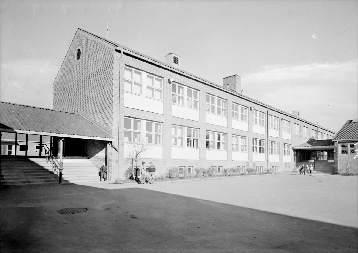 Arkitekturfoto av Årvoll skole.