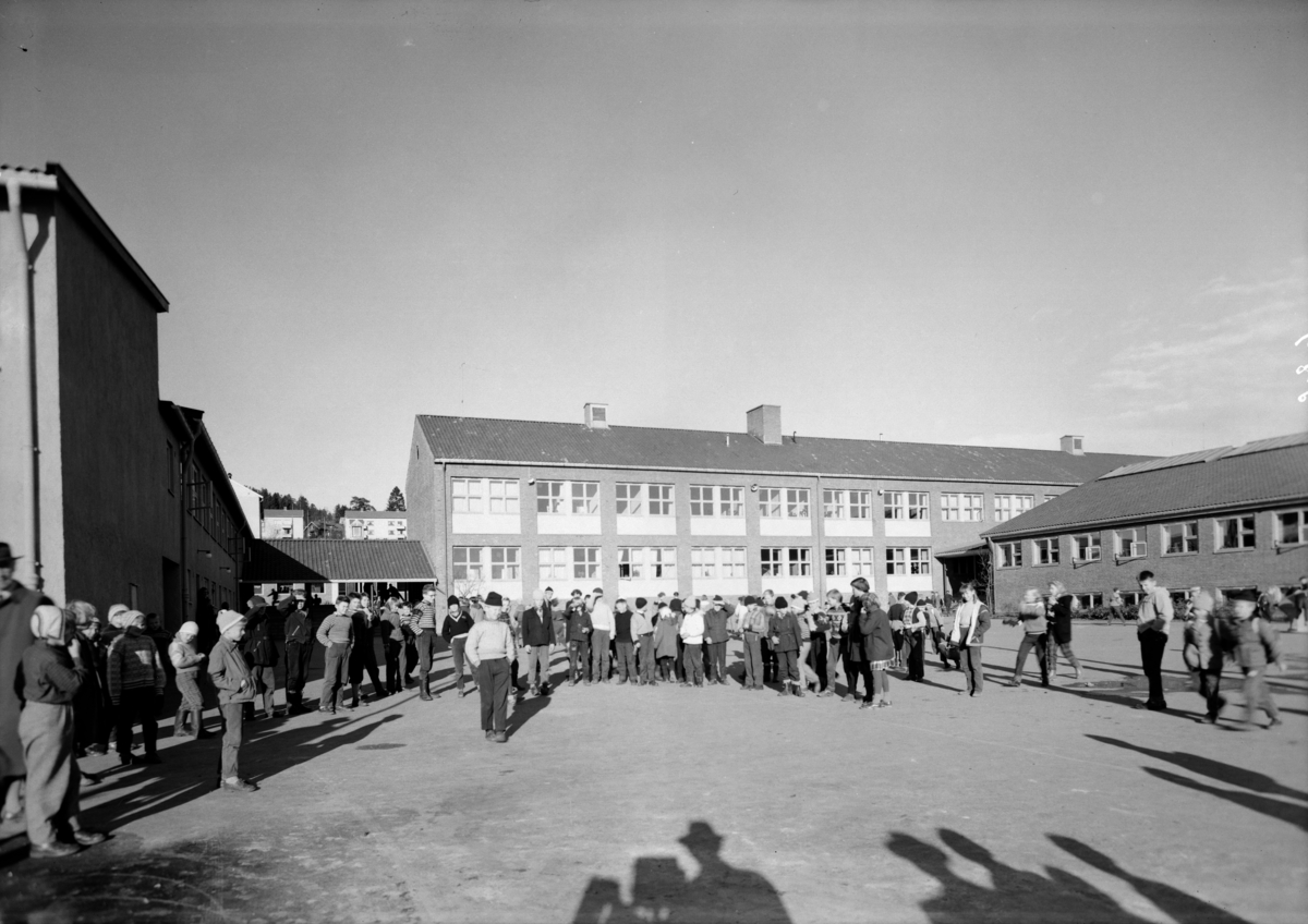 Arkitekturfoto av skolegården på Årvoll skole, friminutt.