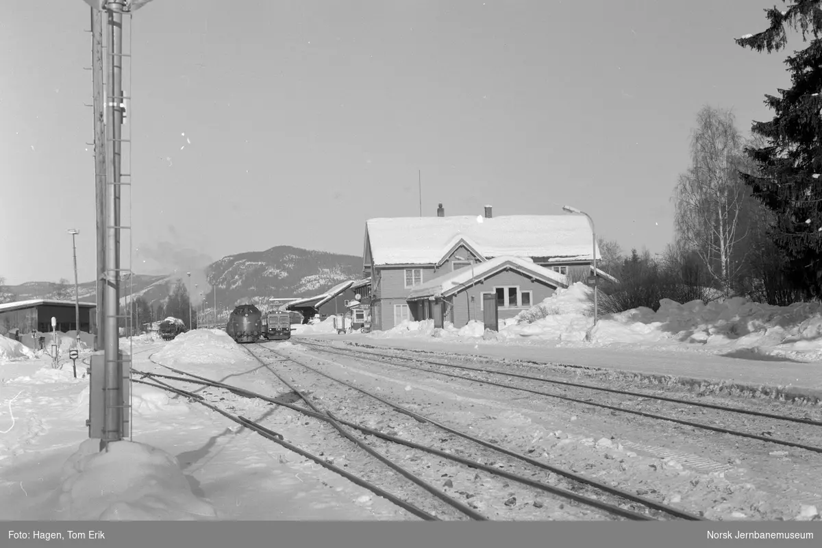 Kryssing på Koppang stasjon mellom godstog trukket av diesellokomotiv Di 3 610 (til venstre) og persontog med innleid svensk motorvogn Y1 nr. 1363